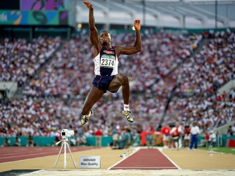 Carl Lewis và Mike Powell tạo nên màn tranh tài nhảy xa lịch sử năm 1991