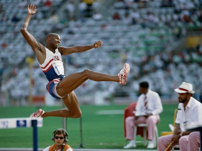 Mike Powell lập kỷ lục nhảy xa thế giới 8,95 mét tại Tokyo năm 1991