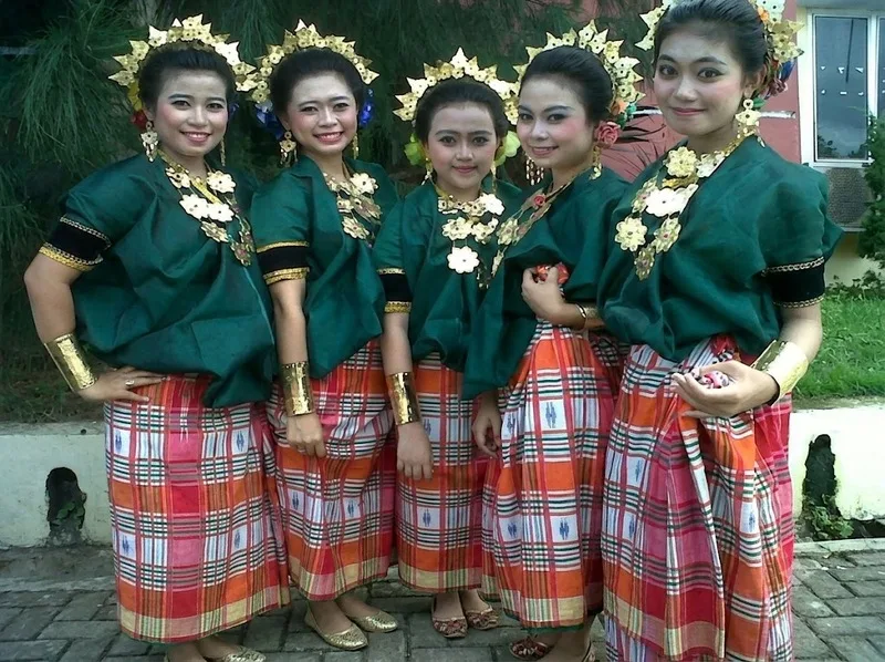 Baju Bodo là trang phục nữ Bugis với kiểu áo rộng và tay ngắn đặc trưng